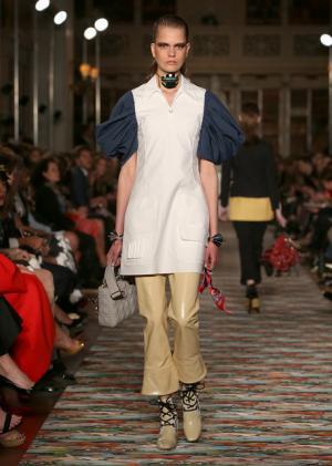 ディオール、メゾンのアーカイブと英国文化をミックス。時代への好奇心が奇抜なスパイスに【17年クルーズ】