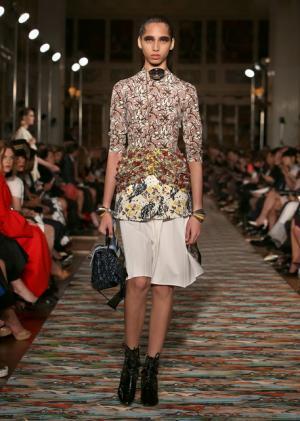 ディオール、メゾンのアーカイブと英国文化をミックス。時代への好奇心が奇抜なスパイスに【17年クルーズ】