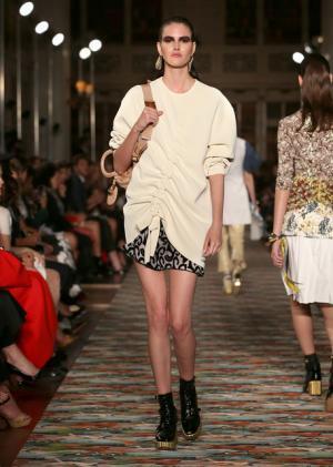 ディオール、メゾンのアーカイブと英国文化をミックス。時代への好奇心が奇抜なスパイスに【17年クルーズ】