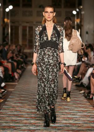 ディオール、メゾンのアーカイブと英国文化をミックス。時代への好奇心が奇抜なスパイスに【17年クルーズ】