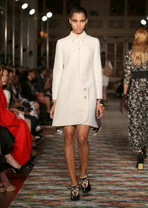 ディオール、メゾンのアーカイブと英国文化をミックス。時代への好奇心が奇抜なスパイスに【17年クルーズ】