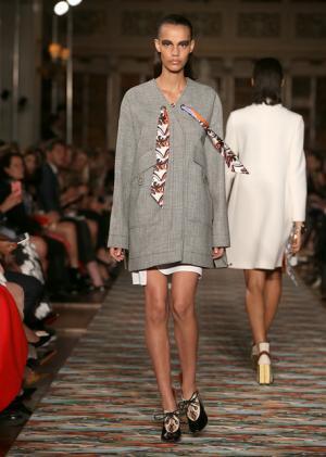 ディオール、メゾンのアーカイブと英国文化をミックス。時代への好奇心が奇抜なスパイスに【17年クルーズ】