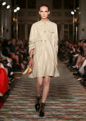 ディオール、メゾンのアーカイブと英国文化をミックス。時代への好奇心が奇抜なスパイスに【17年クルーズ】