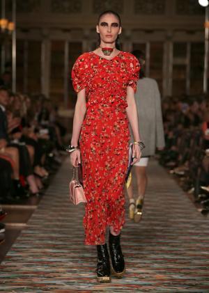 ディオール、メゾンのアーカイブと英国文化をミックス。時代への好奇心が奇抜なスパイスに【17年クルーズ】