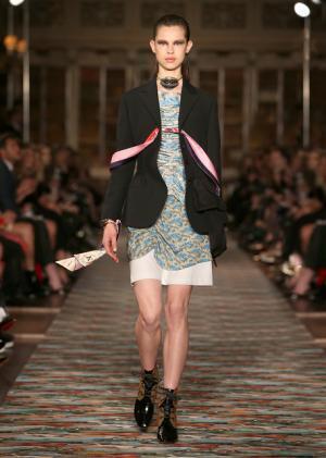 ディオール、メゾンのアーカイブと英国文化をミックス。時代への好奇心が奇抜なスパイスに【17年クルーズ】