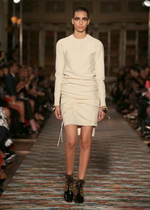 ディオール、メゾンのアーカイブと英国文化をミックス。時代への好奇心が奇抜なスパイスに【17年クルーズ】