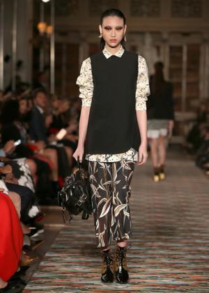 ディオール、メゾンのアーカイブと英国文化をミックス。時代への好奇心が奇抜なスパイスに【17年クルーズ】