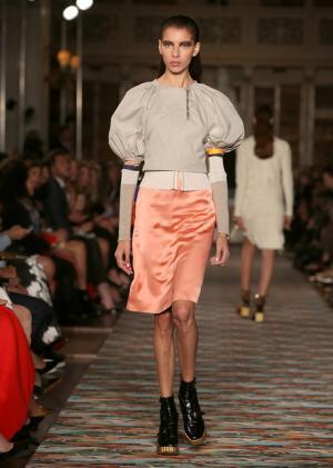 ディオール、メゾンのアーカイブと英国文化をミックス。時代への好奇心が奇抜なスパイスに【17年クルーズ】