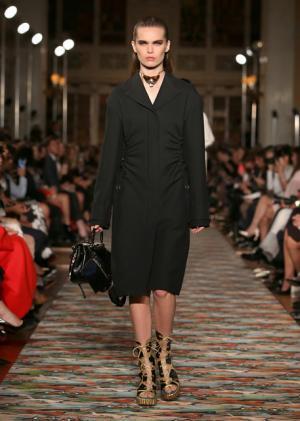 ディオール、メゾンのアーカイブと英国文化をミックス。時代への好奇心が奇抜なスパイスに【17年クルーズ】