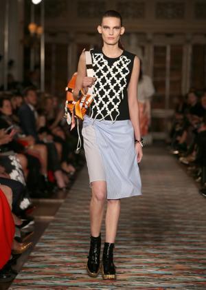 ディオール、メゾンのアーカイブと英国文化をミックス。時代への好奇心が奇抜なスパイスに【17年クルーズ】