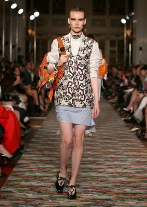 ディオール、メゾンのアーカイブと英国文化をミックス。時代への好奇心が奇抜なスパイスに【17年クルーズ】