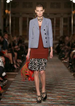 ディオール、メゾンのアーカイブと英国文化をミックス。時代への好奇心が奇抜なスパイスに【17年クルーズ】