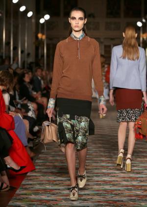 ディオール、メゾンのアーカイブと英国文化をミックス。時代への好奇心が奇抜なスパイスに【17年クルーズ】