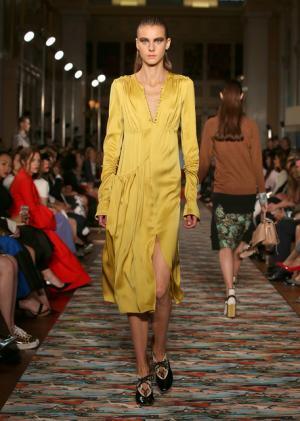 ディオール、メゾンのアーカイブと英国文化をミックス。時代への好奇心が奇抜なスパイスに【17年クルーズ】