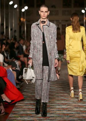 ディオール、メゾンのアーカイブと英国文化をミックス。時代への好奇心が奇抜なスパイスに【17年クルーズ】