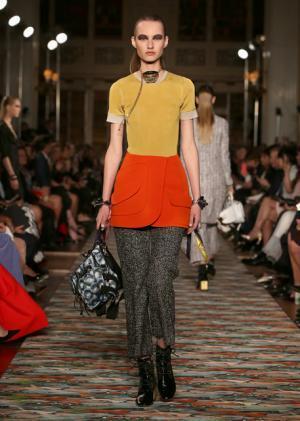 ディオール、メゾンのアーカイブと英国文化をミックス。時代への好奇心が奇抜なスパイスに【17年クルーズ】