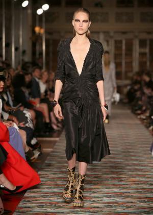 ディオール、メゾンのアーカイブと英国文化をミックス。時代への好奇心が奇抜なスパイスに【17年クルーズ】