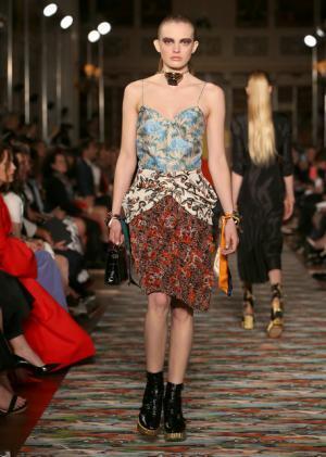 ディオール、メゾンのアーカイブと英国文化をミックス。時代への好奇心が奇抜なスパイスに【17年クルーズ】