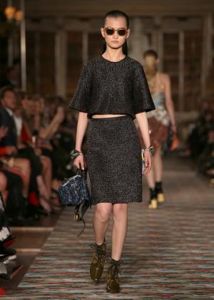 ディオール、メゾンのアーカイブと英国文化をミックス。時代への好奇心が奇抜なスパイスに【17年クルーズ】