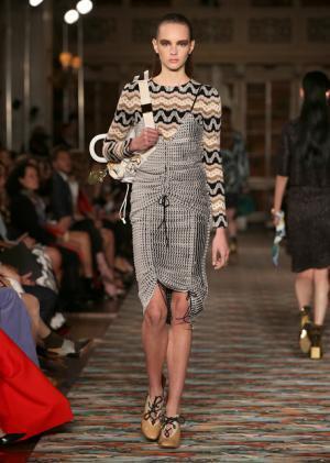 ディオール、メゾンのアーカイブと英国文化をミックス。時代への好奇心が奇抜なスパイスに【17年クルーズ】