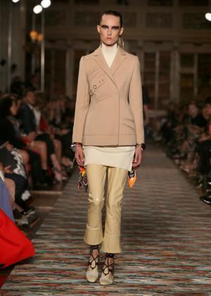 ディオール、メゾンのアーカイブと英国文化をミックス。時代への好奇心が奇抜なスパイスに【17年クルーズ】