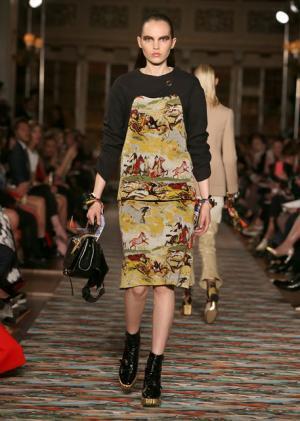 ディオール、メゾンのアーカイブと英国文化をミックス。時代への好奇心が奇抜なスパイスに【17年クルーズ】