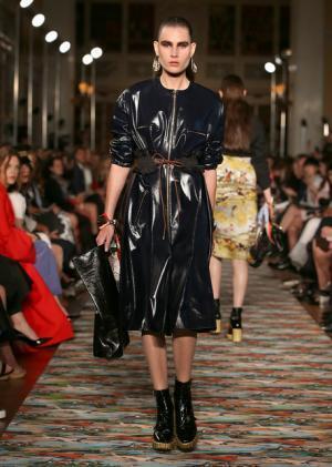 ディオール、メゾンのアーカイブと英国文化をミックス。時代への好奇心が奇抜なスパイスに【17年クルーズ】