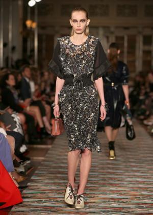 ディオール、メゾンのアーカイブと英国文化をミックス。時代への好奇心が奇抜なスパイスに【17年クルーズ】