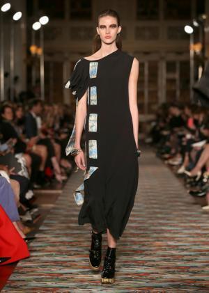 ディオール、メゾンのアーカイブと英国文化をミックス。時代への好奇心が奇抜なスパイスに【17年クルーズ】