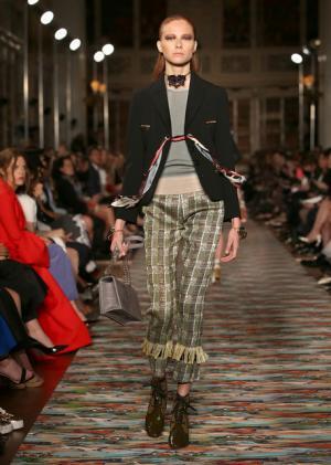 ディオール、メゾンのアーカイブと英国文化をミックス。時代への好奇心が奇抜なスパイスに【17年クルーズ】