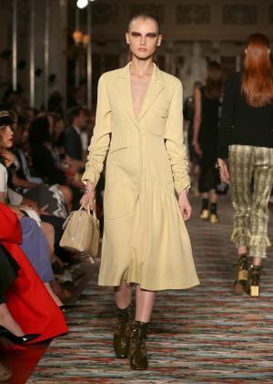 ディオール、メゾンのアーカイブと英国文化をミックス。時代への好奇心が奇抜なスパイスに【17年クルーズ】