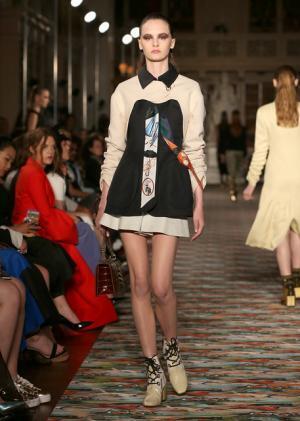 ディオール、メゾンのアーカイブと英国文化をミックス。時代への好奇心が奇抜なスパイスに【17年クルーズ】