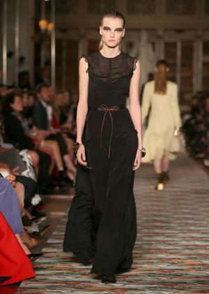 ディオール、メゾンのアーカイブと英国文化をミックス。時代への好奇心が奇抜なスパイスに【17年クルーズ】