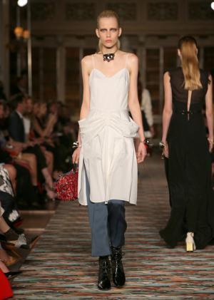 ディオール、メゾンのアーカイブと英国文化をミックス。時代への好奇心が奇抜なスパイスに【17年クルーズ】