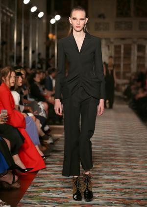 ディオール、メゾンのアーカイブと英国文化をミックス。時代への好奇心が奇抜なスパイスに【17年クルーズ】