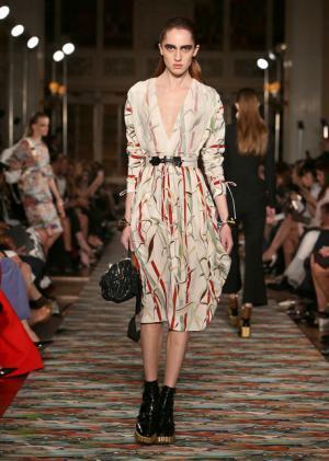 ディオール、メゾンのアーカイブと英国文化をミックス。時代への好奇心が奇抜なスパイスに【17年クルーズ】