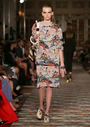 ディオール、メゾンのアーカイブと英国文化をミックス。時代への好奇心が奇抜なスパイスに【17年クルーズ】