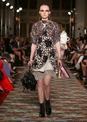 ディオール、メゾンのアーカイブと英国文化をミックス。時代への好奇心が奇抜なスパイスに【17年クルーズ】