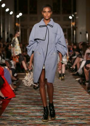 ディオール、メゾンのアーカイブと英国文化をミックス。時代への好奇心が奇抜なスパイスに【17年クルーズ】