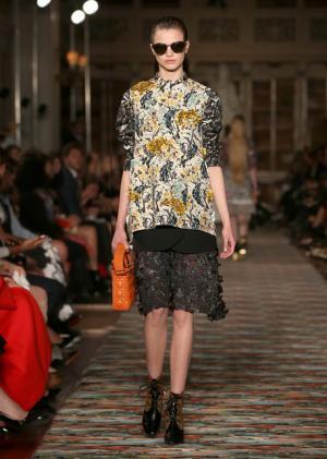 ディオール、メゾンのアーカイブと英国文化をミックス。時代への好奇心が奇抜なスパイスに【17年クルーズ】