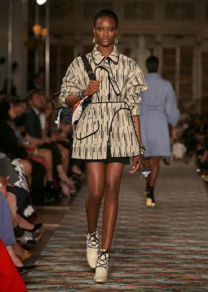 ディオール、メゾンのアーカイブと英国文化をミックス。時代への好奇心が奇抜なスパイスに【17年クルーズ】