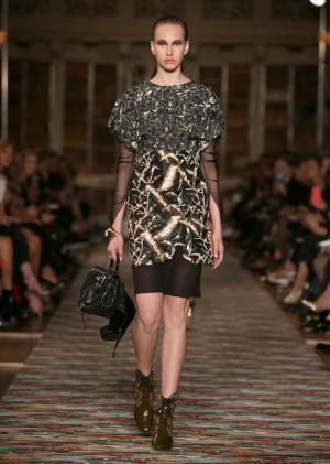 ディオール、メゾンのアーカイブと英国文化をミックス。時代への好奇心が奇抜なスパイスに【17年クルーズ】