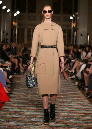 ディオール、メゾンのアーカイブと英国文化をミックス。時代への好奇心が奇抜なスパイスに【17年クルーズ】