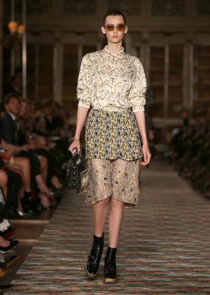 ディオール、メゾンのアーカイブと英国文化をミックス。時代への好奇心が奇抜なスパイスに【17年クルーズ】