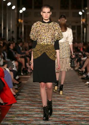 ディオール、メゾンのアーカイブと英国文化をミックス。時代への好奇心が奇抜なスパイスに【17年クルーズ】