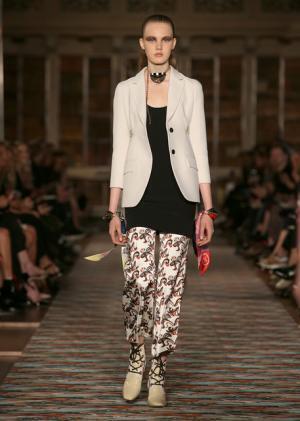 ディオール、メゾンのアーカイブと英国文化をミックス。時代への好奇心が奇抜なスパイスに【17年クルーズ】