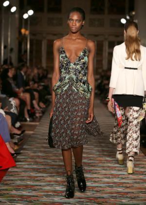 ディオール、メゾンのアーカイブと英国文化をミックス。時代への好奇心が奇抜なスパイスに【17年クルーズ】