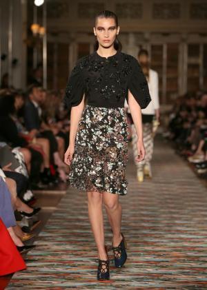 ディオール、メゾンのアーカイブと英国文化をミックス。時代への好奇心が奇抜なスパイスに【17年クルーズ】