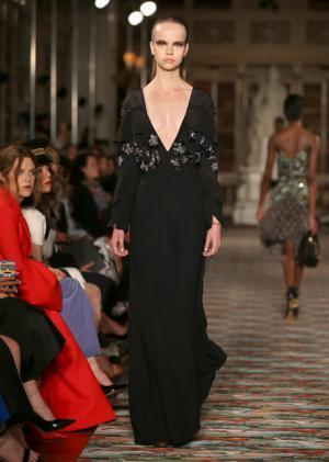 ディオール、メゾンのアーカイブと英国文化をミックス。時代への好奇心が奇抜なスパイスに【17年クルーズ】