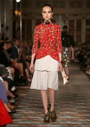 ディオール、メゾンのアーカイブと英国文化をミックス。時代への好奇心が奇抜なスパイスに【17年クルーズ】